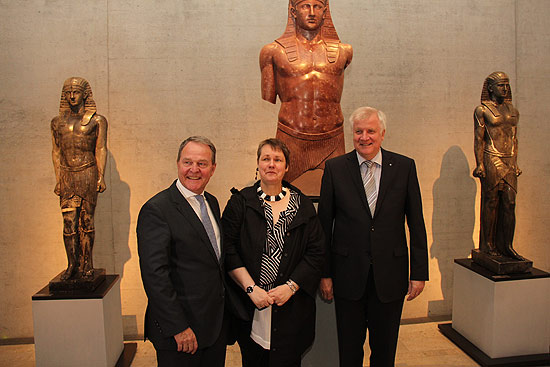 Kunstminister Dr. Wolfgang Heubisch, Museumsdirektorin Dr. Sylvia Schoske, Bayerns Ministerpräsident Horst Seehofer (©Foto:Martin Schmitz)